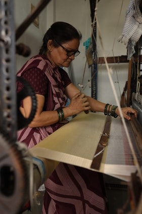 A lady weaving Maheshwari sarees on hand loom (Fabindia)