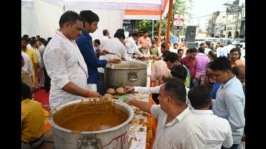 A bhandara in Lucknow on the last Bada Mangal on Tuesday. (Mushtaq Ali/HT)