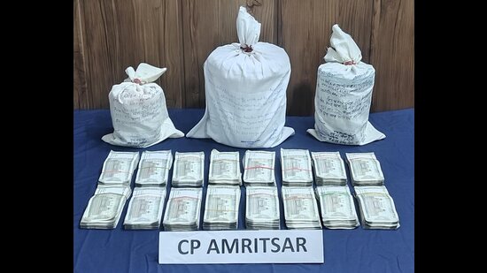 The commissionerate police, Amritsar, has dismantled a well-organised narco-hawala cartel being operated by Arshdeep Singh, currently incarcerated at Goindwal Jail, with the arrest of its six operatives and recovering 4.526 kg of heroin and ₹8.7 lakh drug money from their possession, said DGP Gaurav Yadav. (HT Photo)