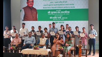 Punjab governor Gulab Chand Katraia at an event in girls’ college, Sector 42, Chandigarh. (Keshav Singh/HT)