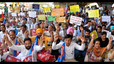 Teachers’ unions holding demonstration outside Punjab Agricultural University on Wednesday. (Manish/HT) Teachers’ unions holding demonstration outside Punjab Agricultural University on Wednesday. (Manish/HT)