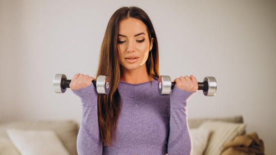 Focus on weightlifting and bodyweight exercises to build muscle mass. (Freepik)