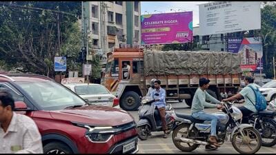 Crumbling infrastructure, traffic congestion and accidents force many residents to move out of the Gangadham Chowk-Kondhwa Road area. (HT FILE) Crumbling infrastructure, traffic congestion and accidents force many residents to move out of the Gangadham Chowk-Kondhwa Road area. (HT FILE)