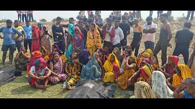 Grieving family members of the deceased. (HT)