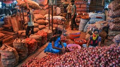 Navi Mumbai: Vegetable vendors sort onions at APMC market, in Navi Mumbai, Saturday, Sept. 19, 2020. (PTI Photo)(PTI19-09-2020_000152A) (PTI) Navi Mumbai: Vegetable vendors sort onions at APMC market, in Navi Mumbai, Saturday, Sept. 19, 2020. (PTI Photo)(PTI19-09-2020_000152A) (PTI)