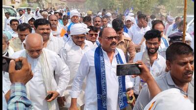 The BSP delegation led by state president Vishwanath Pal in Lohanda village on Thursday. (HT Photo) The BSP delegation led by state president Vishwanath Pal in Lohanda village on Thursday. (HT Photo)