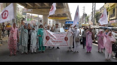 The members of Adarsh Schools Union protesting in Ludhiana on Thursday. (Manish/HT) The members of Adarsh Schools Union protesting in Ludhiana on Thursday. (Manish/HT)