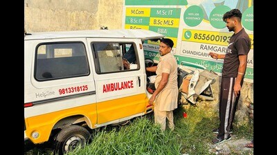 The police is examining the cause of the accident, looking into possibilities of driver fatigue or mechanical failure. (HT Photo)