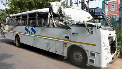 The upper part of the bus struck the side of a pillar and was fully damaged. Most of the around 20 employees of the MNC boarding the bus, escaped with minor injuries. (Sunil Ghosh/HT Photo) The upper part of the bus struck the side of a pillar and was fully damaged. Most of the around 20 employees of the MNC boarding the bus, escaped with minor injuries. (Sunil Ghosh/HT Photo)