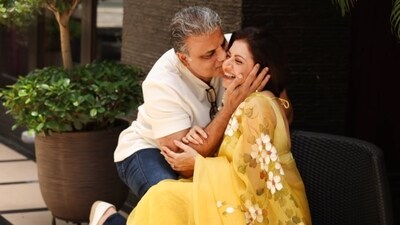 Himalaya Dasani kisses Bhagyashree in this adorable picture. Himalaya Dasani kisses Bhagyashree in this adorable picture.