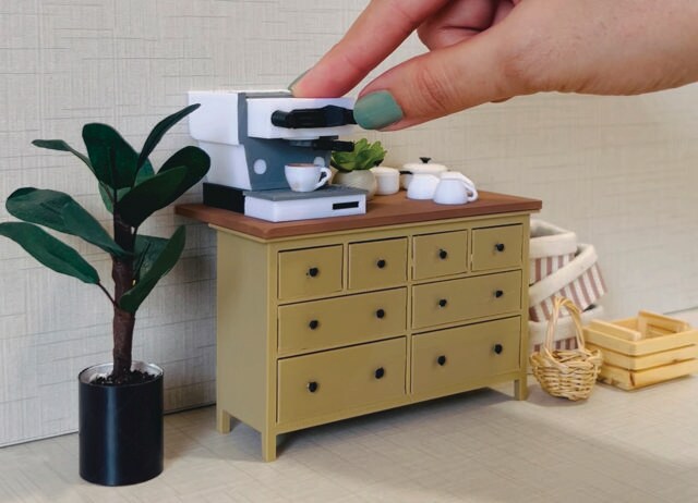 Ishani Umre’s mini-teriors include cabinets with working drawers. (INSTAGRAM/@THE_MINIATURE_CO) Ishani Umre’s mini-teriors include cabinets with working drawers. (INSTAGRAM/@THE_MINIATURE_CO)