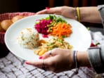 When you eat with intelligence, every meal becomes an opportunity to heal, to align, to live more fully. (Freepik)