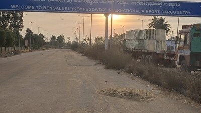 Bengaluru's Budigere cross road that leads to airport is in shambles. (X/DevanahalliBLR) Bengaluru's Budigere cross road that leads to airport is in shambles. (X/DevanahalliBLR)