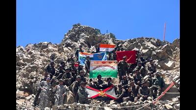 In a solemn tribute to the gallant soldiers, who made the supreme sacrifice during the historic ‘Battle of Tololing’ in the Kargil War of 1999, the Indian Army’s ‘Forever in Operations Division’ conducted a commemorative expedition to Tololing Peak on Wednesday, said officials. (HT Photo)