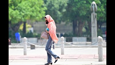 On Friday, after the muggy night, the day temperature fell to 39.6°C from 41.7°C, finally dropping below the 40°C mark. (Ravi Kumar/HT) On Friday, after the muggy night, the day temperature fell to 39.6°C from 41.7°C, finally dropping below the 40°C mark. (Ravi Kumar/HT)