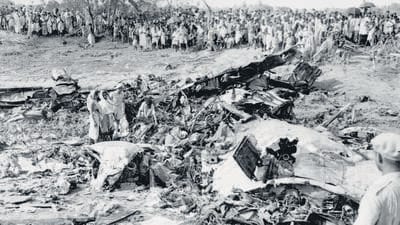 Rescue workers and people from nearby villages near the site where British Comet jetliner crashed shortly after taking off, near Calcutta. (Bettmann Archive) Rescue workers and people from nearby villages near the site where British Comet jetliner crashed shortly after taking off, near Calcutta. (Bettmann Archive)