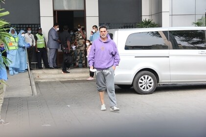 Akshay Kumar at Mumbai's Kalina airport. (HT) Akshay Kumar at Mumbai's Kalina airport. (HT)