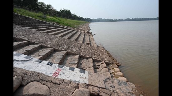 Amid soaring temperatures, the water level at Sukhna Lake has dropped by a foot in the past month. (Keshav Singh/HT)