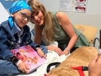 Taylor Swift surprised sick kids at a hospital and made them smile. 