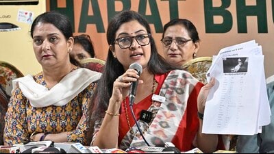 All India Mahila Congress chief Alka Lamba addressing mediapersons in Ludhiana. (Gurpreet Singh/HT)