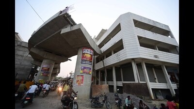 An upcoming overbridge on Para Road near Keshri Khera whose construction was brought to an abrupt halt by an ‘illegal’ building, officials said. (Deepak Gupta/HT)