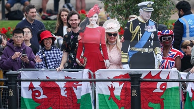 Well-wishers gather along The Mall, ahead of the Trooping the Colour parade to honour Britain's King Charles on his official birthday in London, Britain, June 14, 2025. REUTERS/Toby Melville (REUTERS)