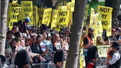 Anti-monarchy protesters stand along the route, on the day of the Trooping the Colour parade to honour Britain's King Charles on his official birthday in London, Britain, June 14, 2025. REUTERS/Toby Melville (REUTERS)