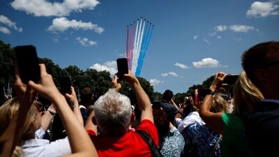 Members of the public watch as the British Royal Air Force's (RAF) aerobatic team, the "Red Arrows", perform a flypast over Buckingham Palace during the King's Birthday Parade "Trooping the Colour" in London on June 14, 2025. The ceremony of Trooping the Colour is believed to have first been performed during the reign of King Charles II. Since 1748, the Trooping of the Colour has marked the official birthday of the British Sovereign. Over 1500 parading soldiers and almost 300 horses take part in the event. (Photo by BENJAMIN CREMEL / AFP) (AFP) Members of the public watch as the British Royal Air Force's (RAF) aerobatic team, the "Red Arrows", perform a flypast over Buckingham Palace during the King's Birthday Parade "Trooping the Colour" in London on June 14, 2025. The ceremony of Trooping the Colour is believed to have first been performed during the reign of King Charles II. Since 1748, the Trooping of the Colour has marked the official birthday of the British Sovereign. Over 1500 parading soldiers and almost 300 horses take part in the event. (Photo by BENJAMIN CREMEL / AFP) (AFP)