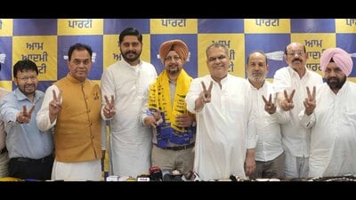 Baljinder Singh Bunty being welcomed into AAP by Sanjeev Arora and other party leaders in Ludhiana on Saturday. (HT Photo)