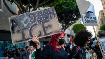 (FILES) LOS ANGELES, CALIFORNIA - JUNE 09: Protests continue following three days of clashes with police after a series of immigration raids last Friday on June 09, 2025, in Los Angeles, California. Tensions in the city remain high after the Trump administration called in the National Guard against the wishes of city leaders. Spencer Platt/Getty Images/AFP. In recent weeks, there has been an uptick of ICE operations at courts, as thousands of migrants pursue the asylum process by attending hearings.
Agents from US Customs and Immigration Enforcement (ICE) are entering court facilities unidentified, migrant advocates say. Those who do wear badges cover their faces. (Photo by SPENCER PLATT / GETTY IMAGES NORTH AMERICA / AFP) (AFP) (FILES) LOS ANGELES, CALIFORNIA - JUNE 09: Protests continue following three days of clashes with police after a series of immigration raids last Friday on June 09, 2025, in Los Angeles, California. Tensions in the city remain high after the Trump administration called in the National Guard against the wishes of city leaders. Spencer Platt/Getty Images/AFP. In recent weeks, there has been an uptick of ICE operations at courts, as thousands of migrants pursue the asylum process by attending hearings.
Agents from US Customs and Immigration Enforcement (ICE) are entering court facilities unidentified, migrant advocates say. Those who do wear badges cover their faces. (Photo by SPENCER PLATT / GETTY IMAGES NORTH AMERICA / AFP) (AFP)