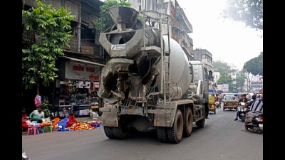 Heavy vehicle traffic has once again become a serious concern in the city, with the traffic department reporting twelve fatalities in the past fifteen days due to accidents involving heavy vehicles. (FILE) Heavy vehicle traffic has once again become a serious concern in the city, with the traffic department reporting twelve fatalities in the past fifteen days due to accidents involving heavy vehicles. (FILE)