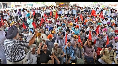 Punjab Mulazam and Pensioner Sanjha Front members protesting at Aarti Chowk in Ludhiana on Saturday. (Gurpreet Singh/HT) Punjab Mulazam and Pensioner Sanjha Front members protesting at Aarti Chowk in Ludhiana on Saturday. (Gurpreet Singh/HT)