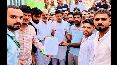 Rohtak MP Deepender Hooda during the students’ protest at Chaudhary Charan Singh Haryana Agricultural University on Saturday. (Manoj Dhaka/HindustanTimes) Rohtak MP Deepender Hooda during the students’ protest at Chaudhary Charan Singh Haryana Agricultural University on Saturday. (Manoj Dhaka/HindustanTimes)