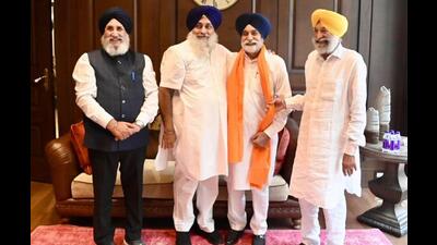 Shiromani Akali Dal president Sukhbir Singh Badal welcoming Sikandar Singh Maluka back into the party fold as SAD secretary general Balwinder Singh Bhundar and spokesperson Dr Daljit Singh Cheema look on in Chandigarh on Saturday. (X) Shiromani Akali Dal president Sukhbir Singh Badal welcoming Sikandar Singh Maluka back into the party fold as SAD secretary general Balwinder Singh Bhundar and spokesperson Dr Daljit Singh Cheema look on in Chandigarh on Saturday. (X)