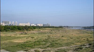 The Noida authority has decided to build a new corridor to decongest the Noida-Greater Noida Expressway. The two new underpasses, however, will be built on different locations. (Sunil Ghosh/HT Photo) The Noida authority has decided to build a new corridor to decongest the Noida-Greater Noida Expressway. The two new underpasses, however, will be built on different locations. (Sunil Ghosh/HT Photo)