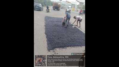 The civic body has strengthened the pothole repair team from 20 to around 45. Pune municipal commissioner Naval Kishore Ram reviews progress of work twice every day. (HT)