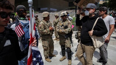 Demonstrators walk next to members of the National Guard during the No Kings protest against U.S. President Donald Trump's policies, in Los Angeles, California, U.S., June 14, 2025.  REUTERS/Daniel Cole (REUTERS)