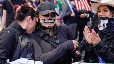 Women react as they protest against U.S. President Donald Trump's policies and federal immigration sweeps during a No Kings Day demonstration in Los Angeles, California, U.S., June 14, 2025.  REUTERS/David Ryder (REUTERS)