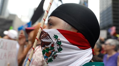 A protester wears a Mexican flag during the No Kings rally to protest against U.S. President Donald Trump's policies in Chicago, Illinois, U.S., June 14, 2025. REUTERS/Octavio Jones (REUTERS)