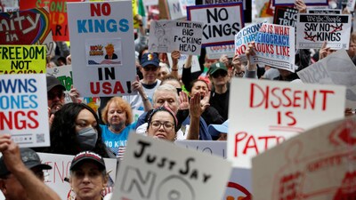 People hold placard as they gather for the No Kings rally to protest against U.S. President Donald Trump's policies in downtown Chicago, Illinois, U.S., June 14, 2025. REUTERS/Octavio Jones (REUTERS)