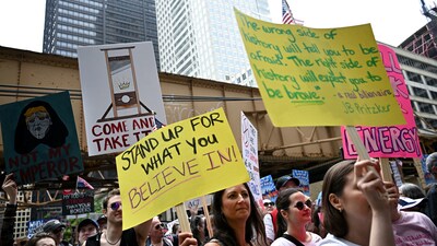People take part in the No Kings Day protest against President Donald Trump's policies, in Chicago, Illinois, U.S., June 14, 2025.  REUTERS/Dylan Martinez (REUTERS)