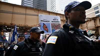 Police officers stand guard as people take part in the No Kings Day protest against President Donald Trump's policies, in Chicago, Illinois, U.S., June 14, 2025.  REUTERS/Dylan Martinez (REUTERS)