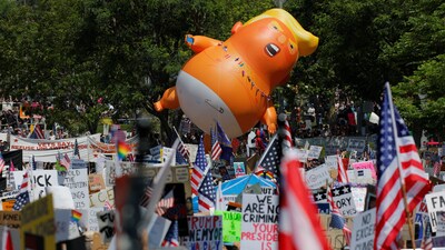A balloon depicting President Donald Trump flies during a No Kings Day protest against his policies, in Los Angeles, California, U.S., June 14, 2025.  REUTERS/Mike Blake (REUTERS)