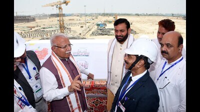 Union power minister Manohar Lal Khattar along with Haryana chief minister Nayab Singh Saini interacting with officials of orakhpur Haryana Anu Vidyut Pariyojana in Fatehabad on Saturday. (Sourced)