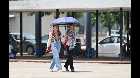 IMD has forecast chances of thunderstorms and rain over the next few days that may bring the soaring temperatures down. (Ravi Kumar/HT)