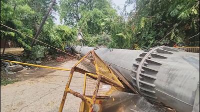 A senior police official said they received a PCR call, informing them that a tower had fallen near MCD Park in B-2 of Safdarjung Enclave. (Vipin Kumar/HT Photo) A senior police official said they received a PCR call, informing them that a tower had fallen near MCD Park in B-2 of Safdarjung Enclave. (Vipin Kumar/HT Photo)