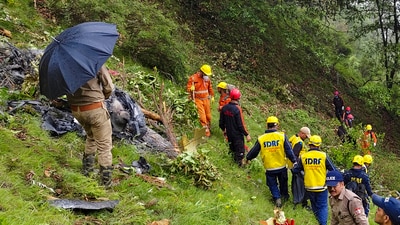NDRF and SDRF personnel at the spot after a helicopter crashed near the Kedarnath shrine, in Rudraprayag district, Uttarakhand, Sunday, June 15 (@uksdrf)