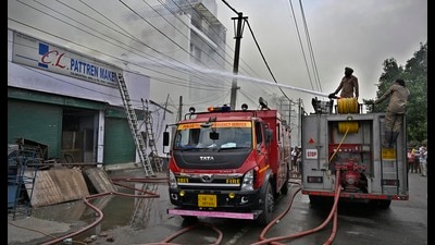 Firefighters trying to control fire broke out at RK road in Ludhiana on Sunday. (Gurpreet Singh/HT) Firefighters trying to control fire broke out at RK road in Ludhiana on Sunday. (Gurpreet Singh/HT)