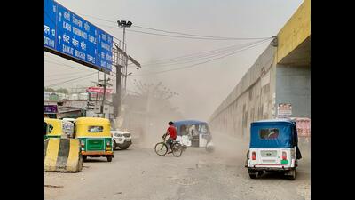Heat conditions give way to a dust storm in Varanasi on Wednesday (Rajesh Kumar) Heat conditions give way to a dust storm in Varanasi on Wednesday (Rajesh Kumar)