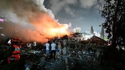Locals look at the fire at an impact site following missile attack from Iran on Israel, at central Israel June 15, 2025. (Yossi Zeliger/REUTERS)